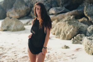 Leni en tenue séduisante tout en noir à la plage