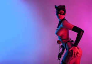 Ella au masque de chat chaude pour le téléphone