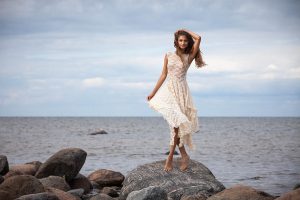 Clara au bord de la mer en robe légère, prête pour le Telefonsex