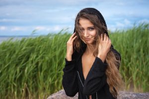 Je suis Clara, souriante au bord du lac, prête pour un appel coquin