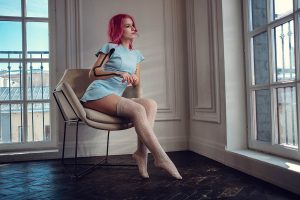 Louanne élégante en robe, attendant votre appel sensuel de téléphone