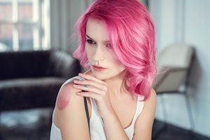 Louanne aux cheveux roses rêveuse attendant un appel chaud