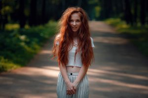 Sarah souriante prête pour un appel téléphonique sensuel en plein air