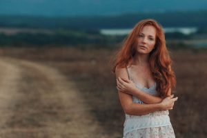 Sarah, sensuelle et rêveuse en plein air, attendant ton appel